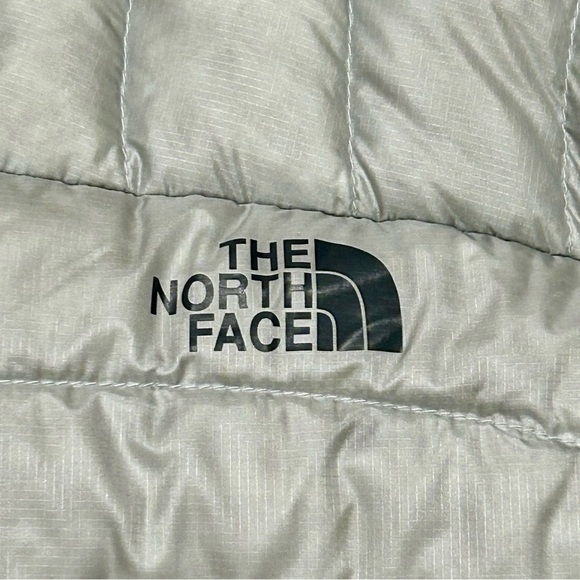 The North Face Gray Puffer Jacket with Weather-Resistant Fabric - Picture 2 of 7